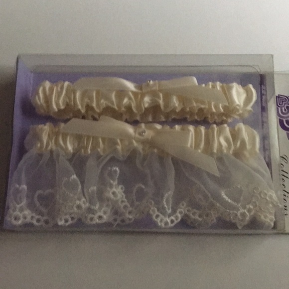 Two piece wedding Garter Set  Brand new never used in original package - Picture 2 of 3
